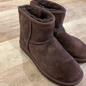 Brown mini Uggs size 9